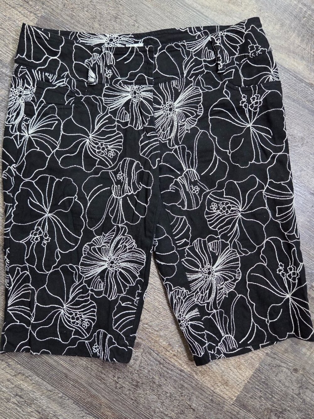 Cache Bermuda Shorts Black w/White Embroidery Floral Stitch Sz 8